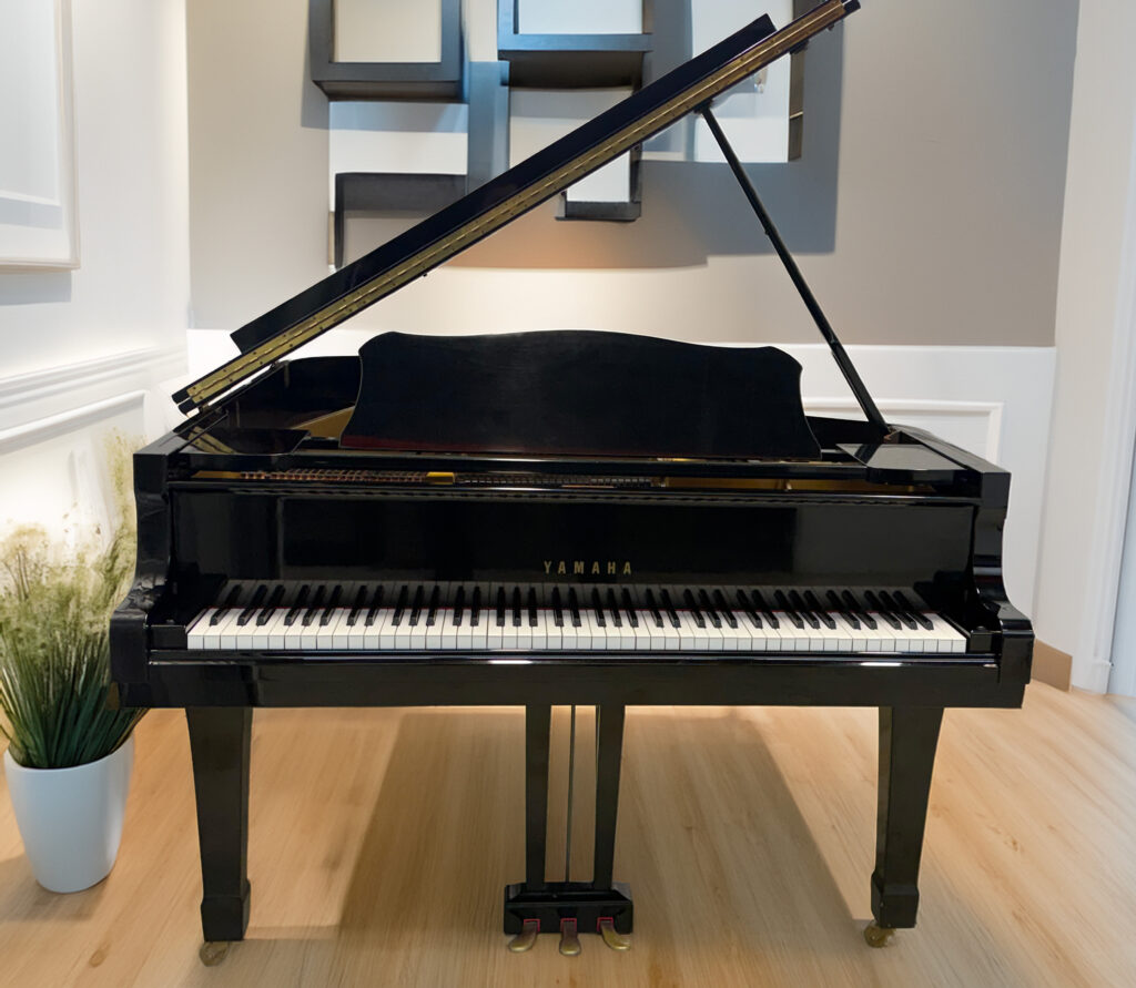 Yamaha G3 Grand Piano (6’1”) - High Gloss Ebony Finish <span style="color:#8B0000;">(SOLD)</span>