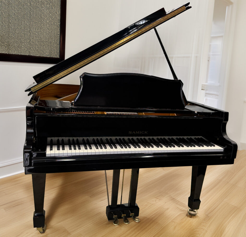 Samick SG-172 Baby Grand Piano (5’8”) – Polished Ebony <span style="color:#8B0000;">(SOLD)</span>