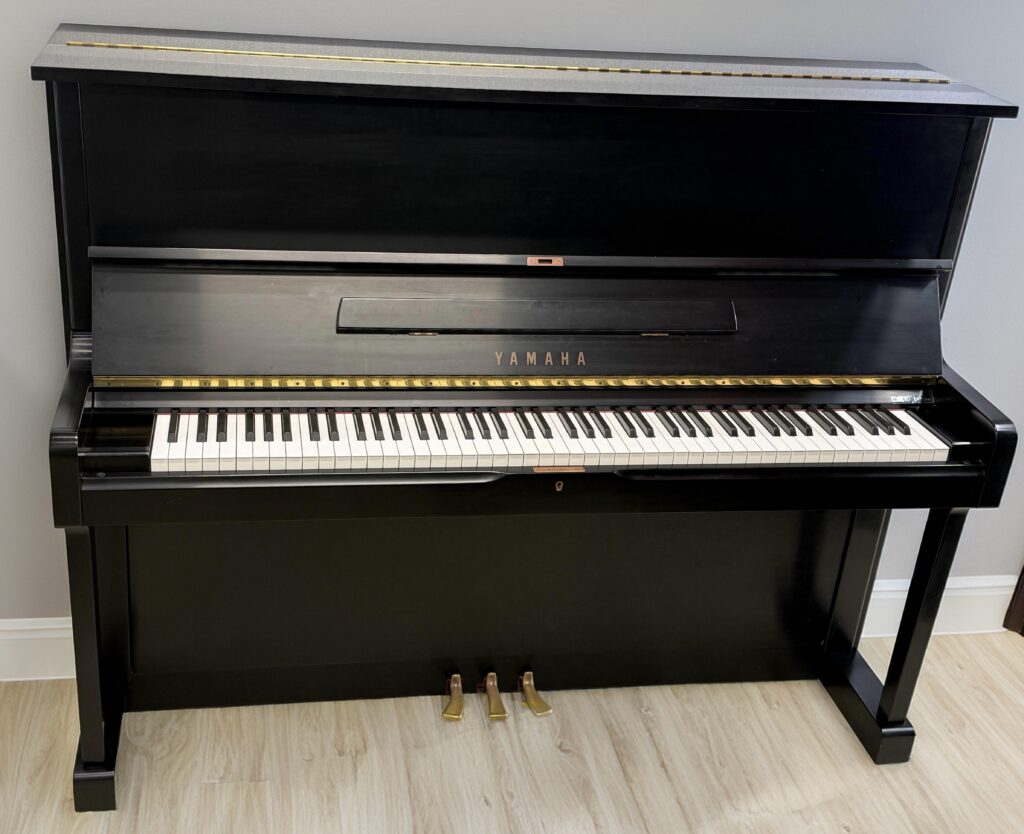 Yamaha U1E Upright Piano – Satin Ebony <span style="color:#8B0000;">(SOLD)</span>