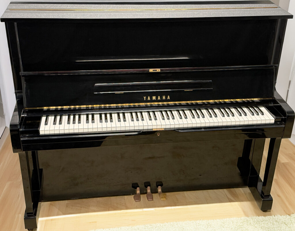 Yamaha U1 Upright Piano – Polished Ebony <span style="color:#8B0000;">(SOLD)</span>