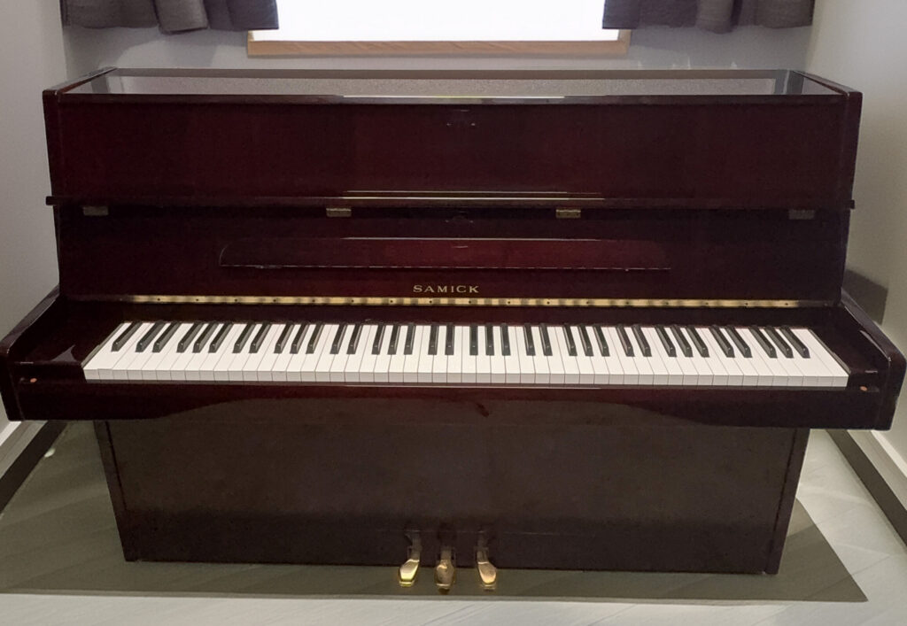 Samick JS-042 Upright Piano – High Gloss Mahogany