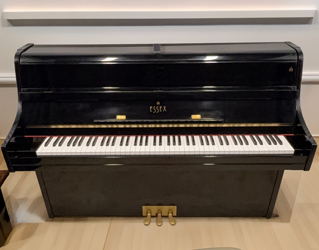 Essex by Steinway EUP-107C Upright Piano – Polished Ebony – EXCELLENT Condition