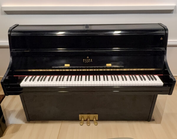Essex EUP-107C Upright Piano – Polished Ebony – EXCELLENT Condition