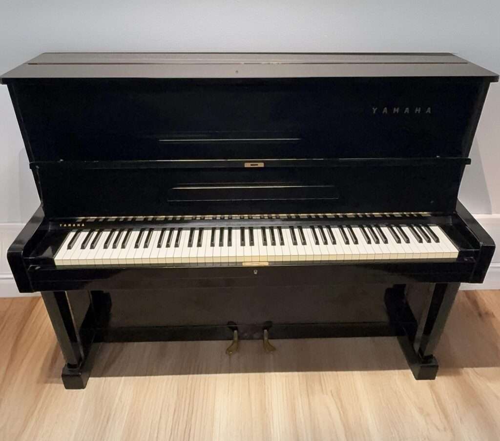 Yamaha U1 Professional Upright Piano – Polished Ebony