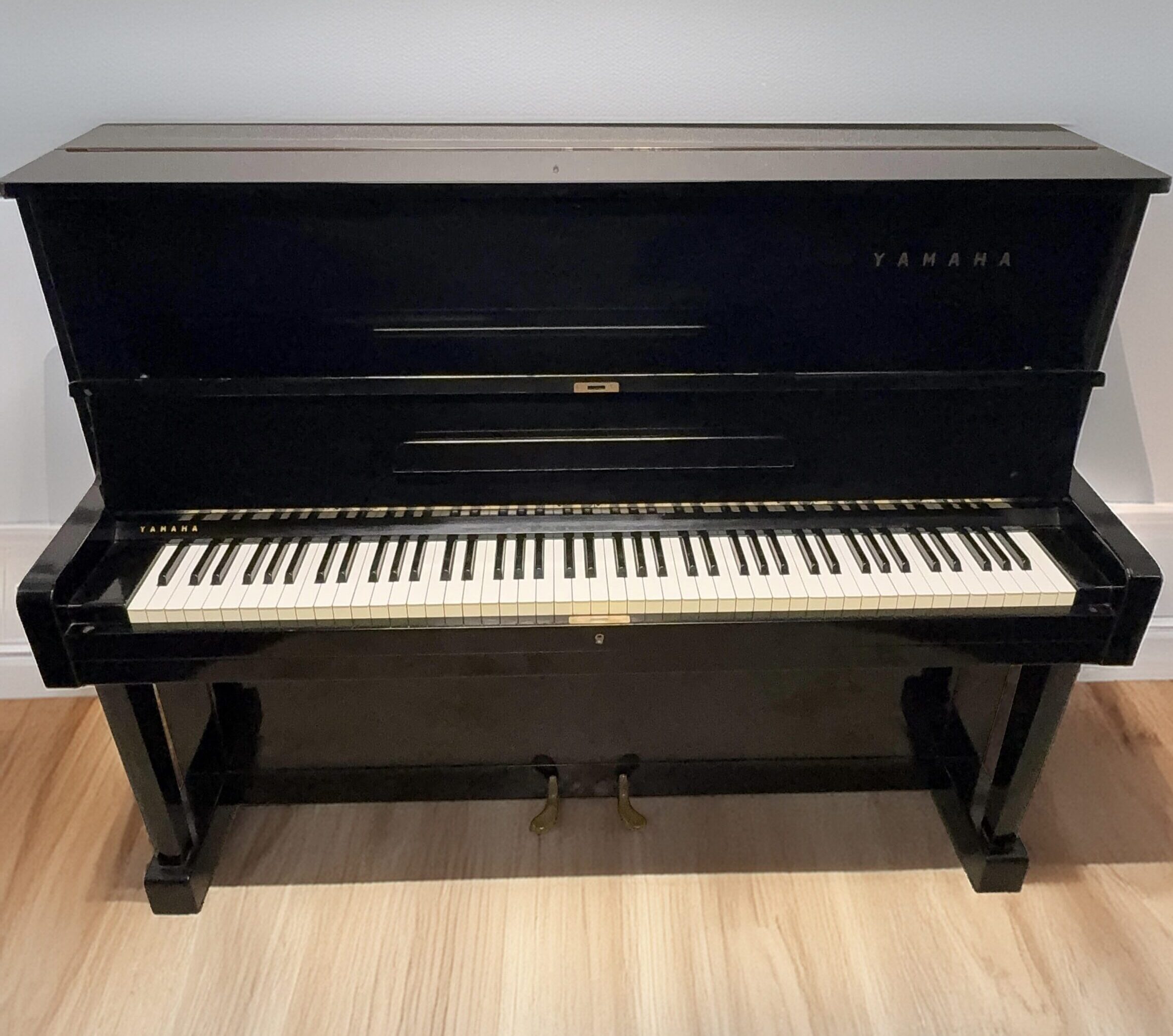 Yamaha U1 Professional Upright Piano – Polished Ebony