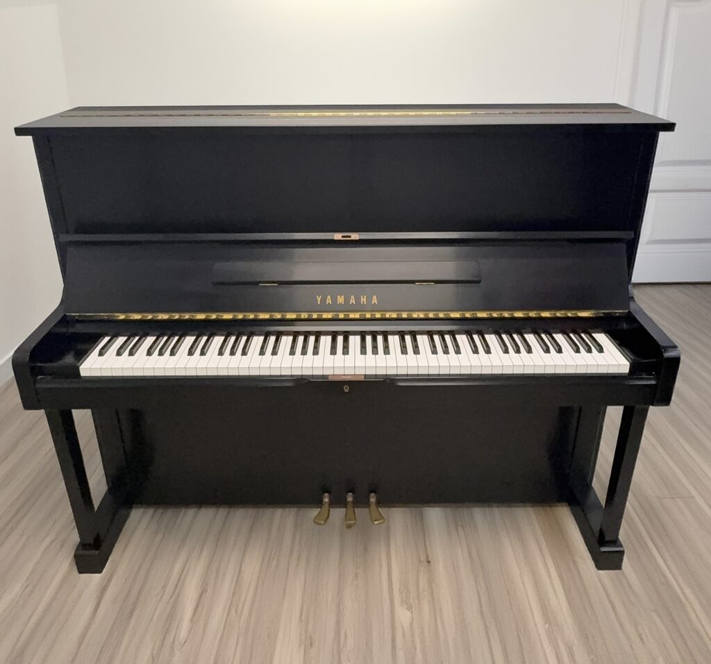 Yamaha U1E Upright Piano – Satin Ebony <span style="color:#8B0000;">(SOLD)</span>