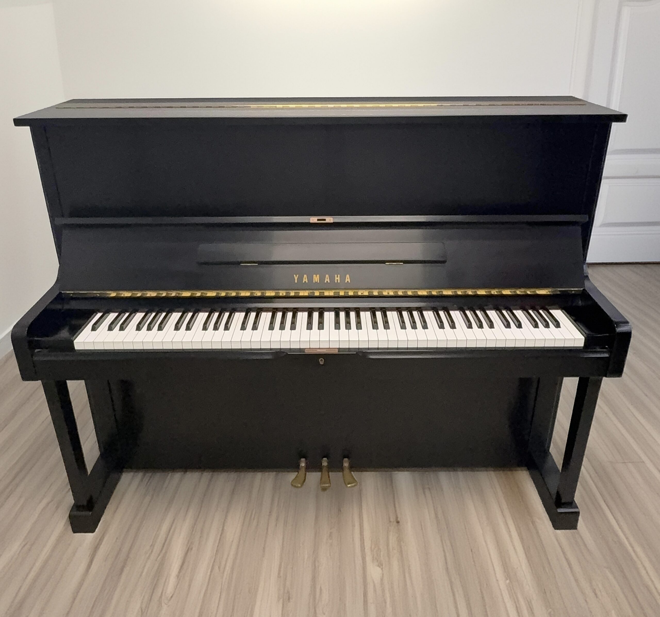 Yamaha U1E Upright Piano – Satin Ebony <span style="color:#8B0000;">(SOLD)</span>