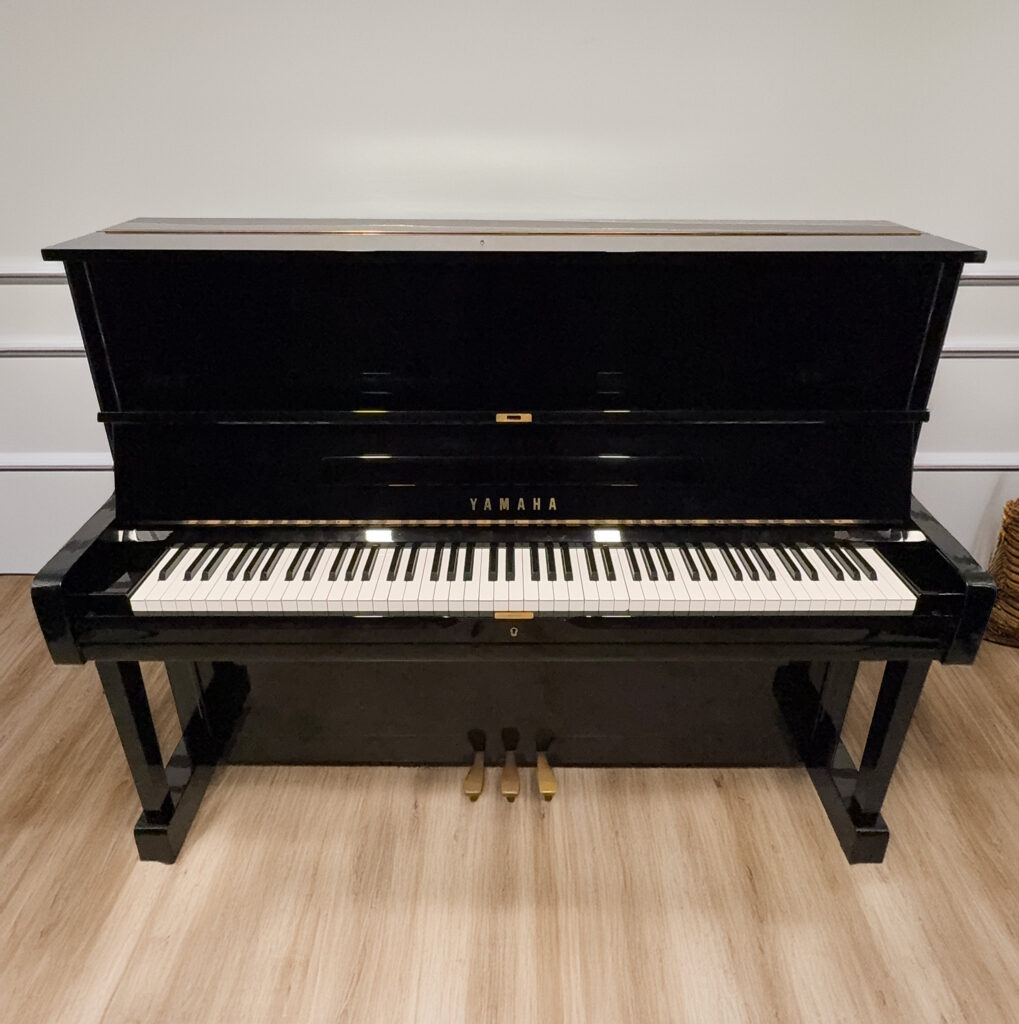 Yamaha U1 Professional Upright Piano – Polished Ebony <span style="color:#8B0000;">(SOLD)</span>