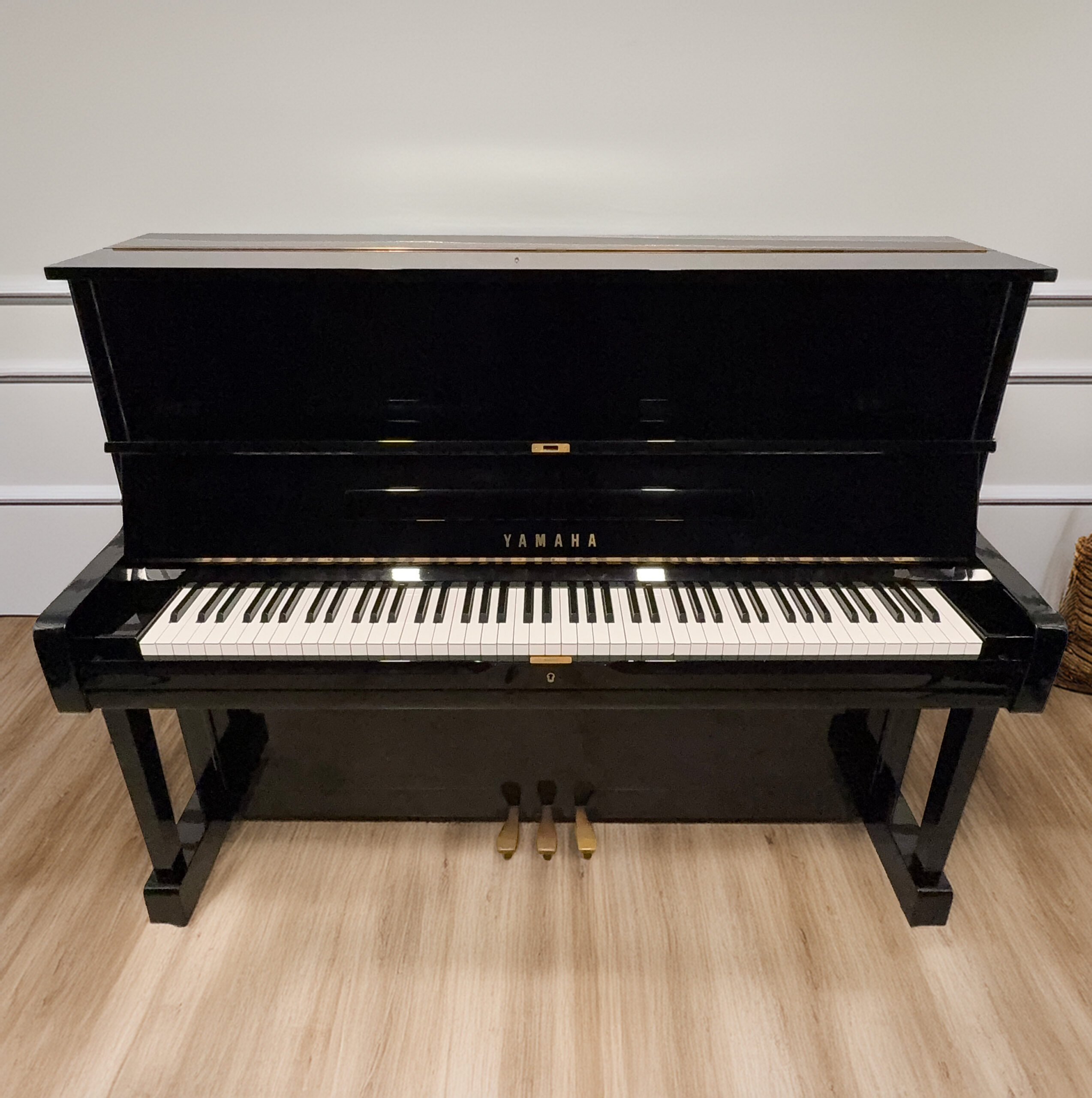Yamaha U1 Professional Upright Piano – Polished Ebony <span style="color:#8B0000;">(SOLD)</span>