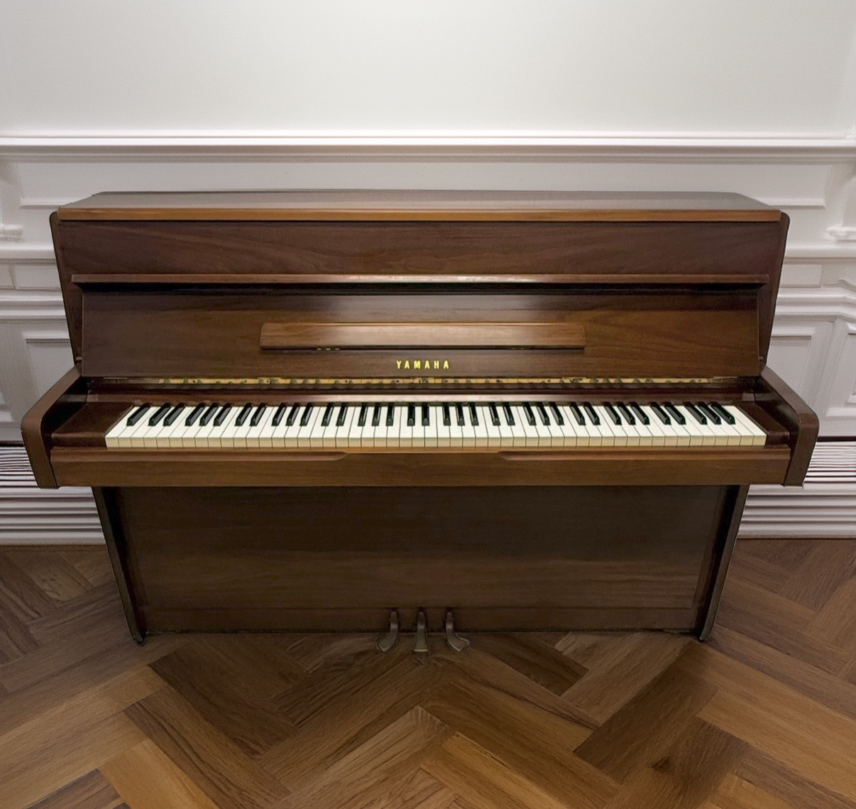 Yamaha M1 Upright Piano - Walnut Finish - MINT Condition