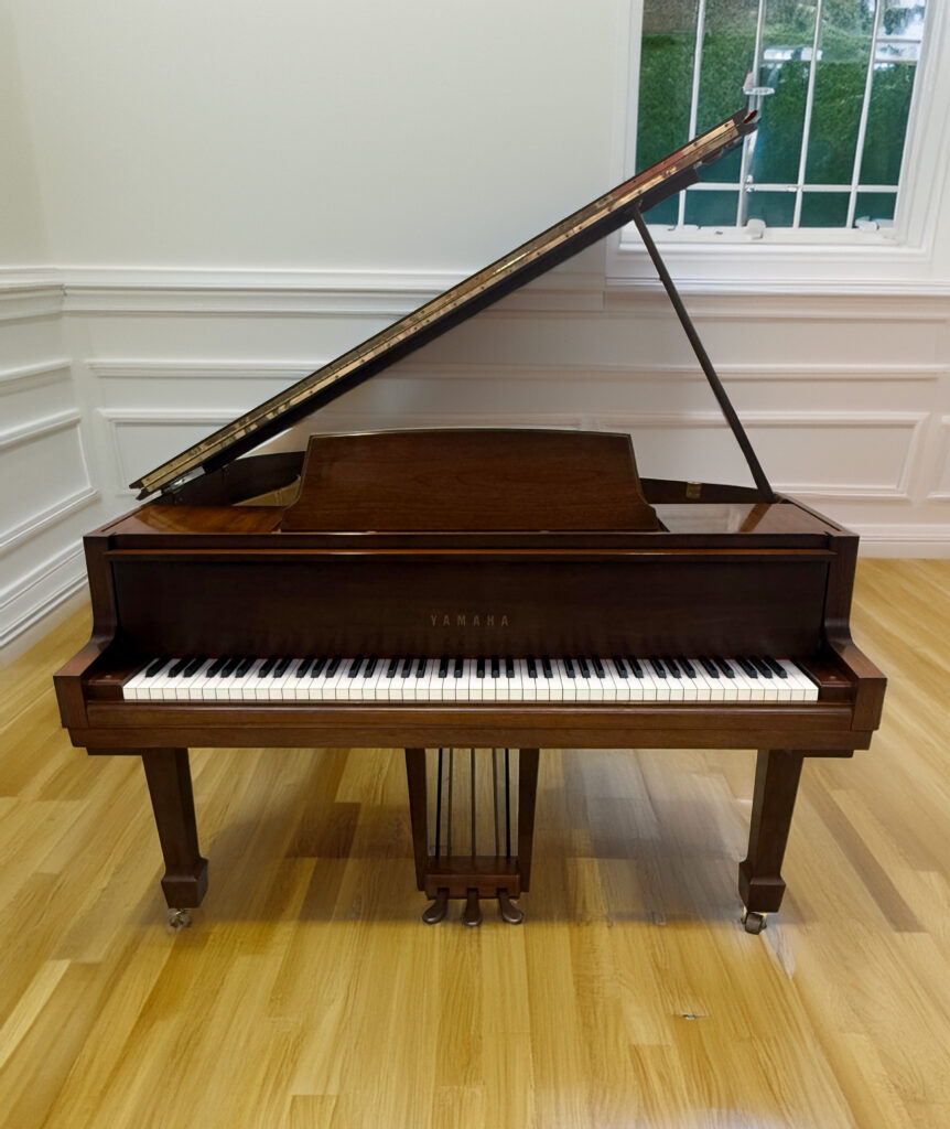 Yamaha Baby Grand Piano (4'7") – Satin Walnut – MINT Condition