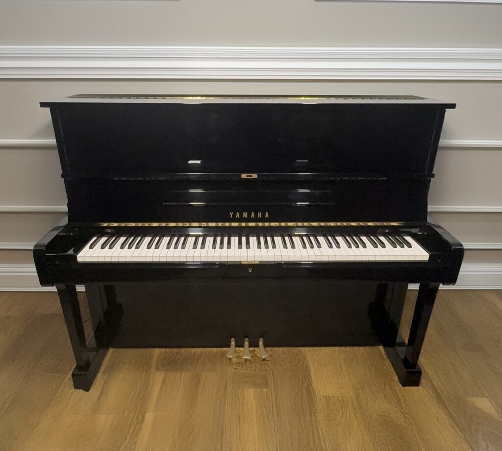 Yamaha U1 Professional Upright Piano – Polished Ebony – EXCELLENT Condition